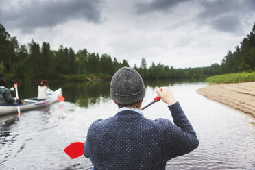 Mann rudert auf einem Fluss in Nordschweden - FOLF06407