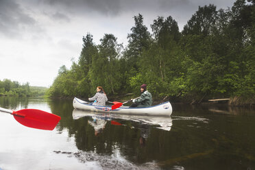 Frauen rudern auf einem Fluss in Nordschweden - FOLF06408