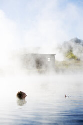 Frau beim Baden in der geheimen Lagune in Island - FOLF06431