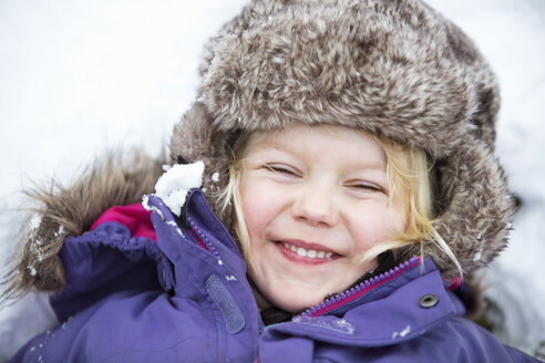 Happy young girl playing in the snow - FOLF06436