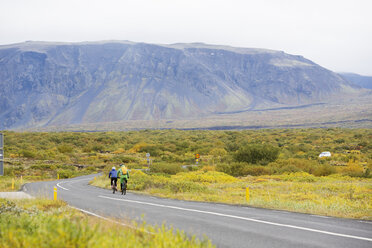 Zwei Radfahrer auf einer Landstraße in Island - FOLF06442