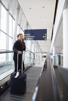 Frau spricht am Flughafen mit ihrem Handy - FOLF06444