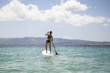 Woman paddle boarding - FOLF06521