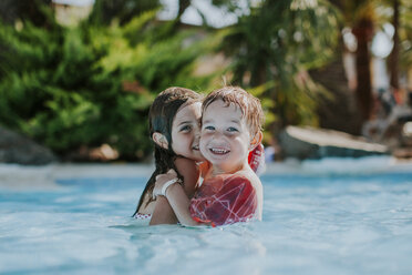 Zwei kleine Kinder schwimmen in einem Pool - FOLF06541