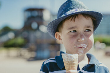 Young boy eating an ice-cream - FOLF06551