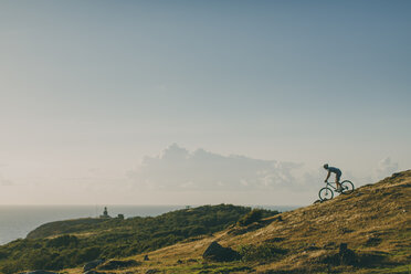 Mann beim Mountainbiken - FOLF06553