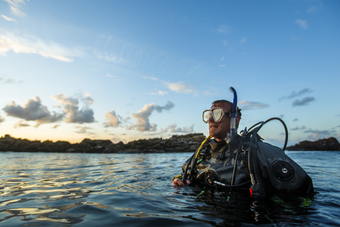 Mann SCUBA Tauchen, lizenzfreies Stockfoto