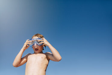 Kleiner Junge mit Schwimmbrille - FOLF06563