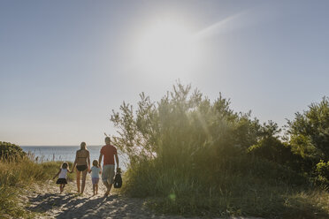 Familie auf dem Weg zum Strand - FOLF06570