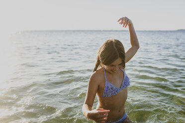 Young girl swimming in the sea - FOLF06571