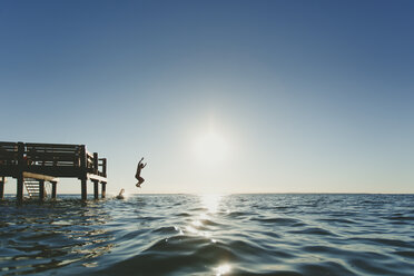 Zwei Menschen springen ins Meer - FOLF06573