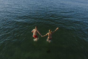 Man and woman jumping into the sea - FOLF06574