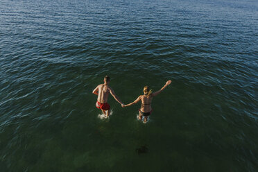 Mann und Frau springen ins Meer - FOLF06574