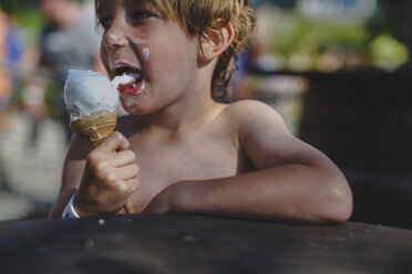 Young boy eating an ice-cream - FOLF06577