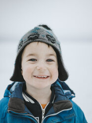 Porträt eines lächelnden Jungen - FOLF06583