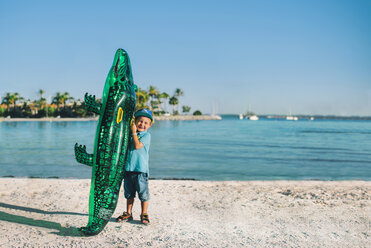 Young boy at the beach with an inflatable crocodile - FOLF06586