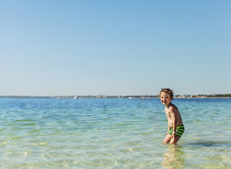 Junge schwimmt im Meer - FOLF06587