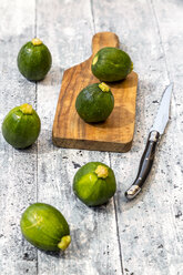 Mini zucchini, copping board and knife - SARF03636