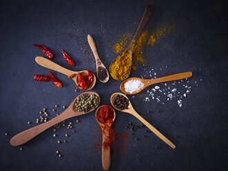 Various spices in wooden spoons on black background Stock Photo by  Prostock-studio