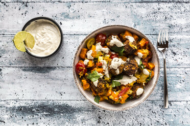 Vegetarische Schale mit Süßkartoffel, Tomate und Falafel, Joghurt-Dip und Petersilie - SARF03643