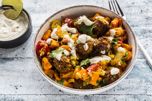 Vegetarische Schale mit Süßkartoffel, Tomate und Falafel, Joghurt-Dip und Petersilie - SARF03644