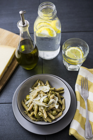 Vollkornnudeln mit grünem Pesto und Oliven, lizenzfreies Stockfoto