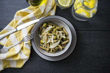 Whole-grain noodles with green pesto and olives - GIOF03875