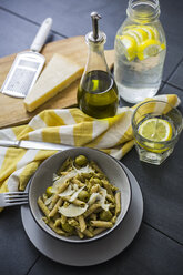 Whole-grain noodles with green pesto and olives - GIOF03876