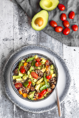 Quinoa-Salat mit Avocado, Tomaten und Zuckererbsen, lizenzfreies Stockfoto