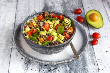 Quinoa-Salat mit Avocado, Tomaten und Zuckererbsen - SARF03650