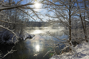 Deutschland, Bayern, Oberbayern, Loisach im Winter - LHF00558