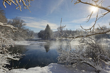 Deutschland, Bayern, Oberbayern, Loisach im Winter - LHF00560