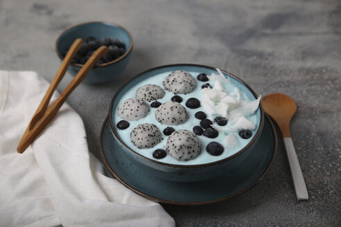 Blaue Smoothie-Bowl mit Kokosraspeln, Blaubeeren und Drachenfruchtkugeln - RTBF01131