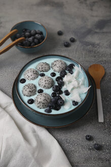 Blaue Smoothie-Bowl mit Kokosraspeln, Blaubeeren und Drachenfruchtkugeln - RTBF01133