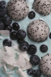 Detail der blauen Smoothie-Bowl mit Kokosraspeln, Blaubeeren und Drachenfruchtkugeln - RTBF01134