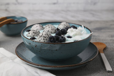 Blaue Smoothie-Bowl mit Kokosraspeln, Blaubeeren und Drachenfruchtkugeln - RTBF01135