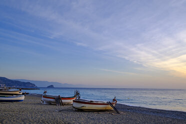 Italien, Ligurien, Riviera di Ponente, Noli, Fischerboote am Strand bei Sonnenaufgang - LBF01874