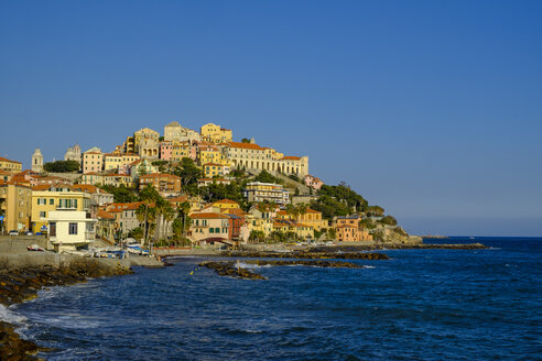 Italien, Ligurien, Riviera di Ponente, Imperia, Stadtbild im Abendlicht - LBF01876