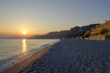 Italien, Ligurien, Riviera di Ponente, Finale Ligure, Sonnenuntergang am Strand Varigotti - LBF01878