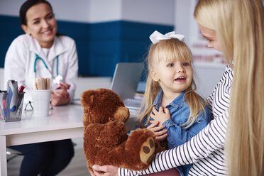 Mutter mit Mädchen und Teddy in einer Arztpraxis - ABIF00212
