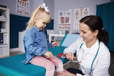 Doctor examining girl in medical practice - ABIF00229