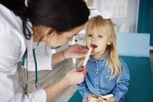 Doctor examining girl in medical practice - ABIF00230