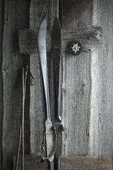 Alte Skier und Skistöcke lehnen an einer Holzwand, Edelweiss - ASF06165