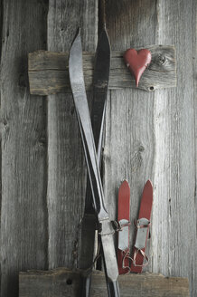 Old skis and children's ski leaning on wooden wall, red heart - ASF06166