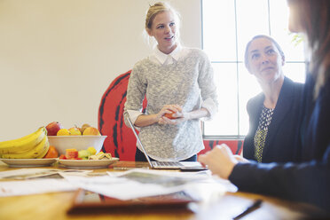 Geschäftsfrauen, die am Tisch im Büro diskutieren - CAVF32191