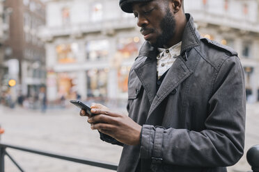 Mann in der Stadt überprüft Handy - MAUF01353