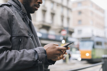 Mann in der Stadt überprüft Handy - MAUF01354