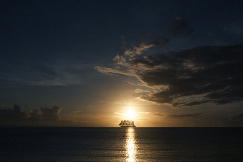 Silhouette Boot segeln im Meer bei Sonnenuntergang - CAVF32340