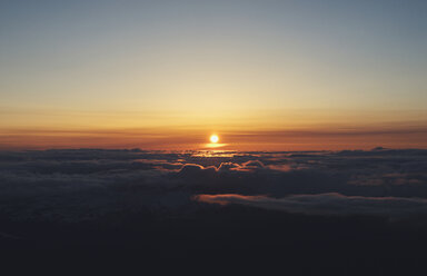 Blick auf die Wolkenlandschaft bei Sonnenuntergang - CAVF32400