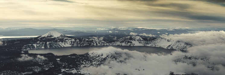 Panoramablick auf den Kratersee bei bewölktem Himmel im Winter - CAVF32407